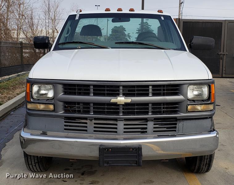 image for item DB9492 2000 Chevrolet 3500 flatbed pickup truck