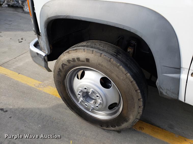 image for item DB9492 2000 Chevrolet 3500 flatbed pickup truck