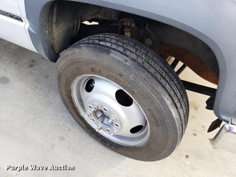 image for item DB9492 2000 Chevrolet 3500 flatbed pickup truck