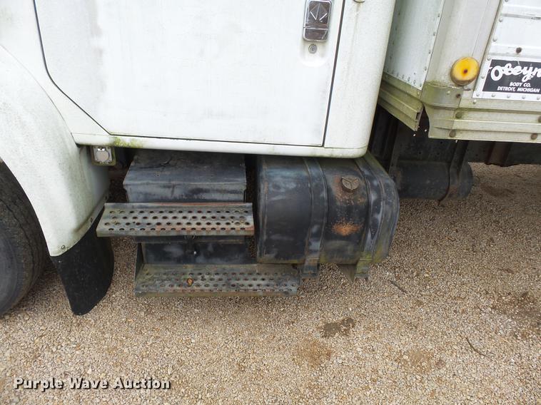 image for item DD2389 1991 International 4700 box truck