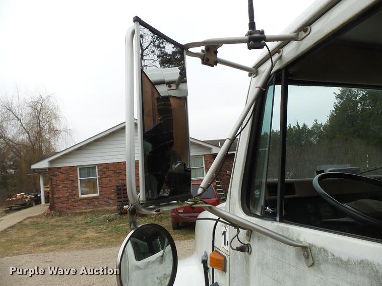 image for item DD2389 1991 International 4700 box truck