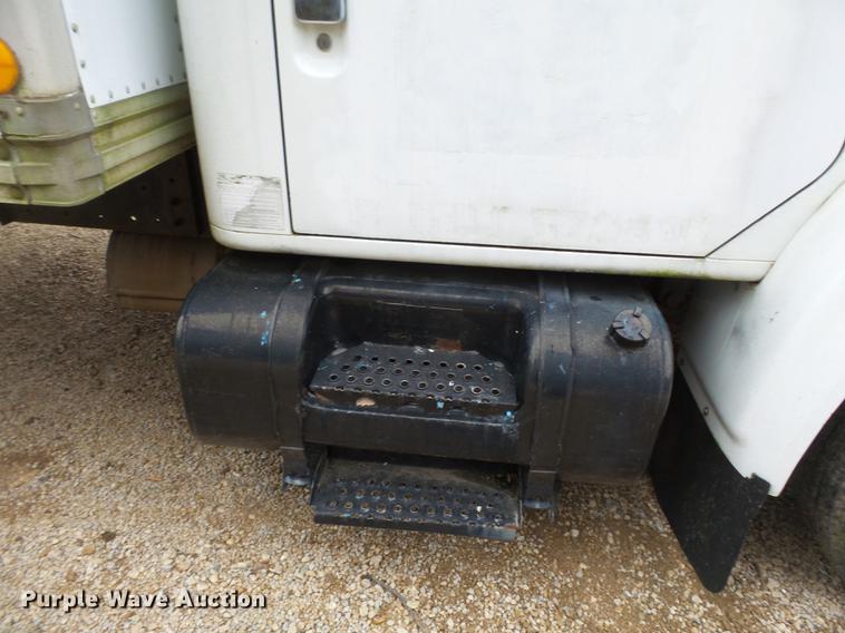 image for item DD2389 1991 International 4700 box truck