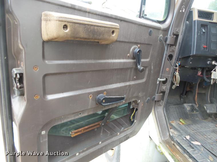 image for item DD2389 1991 International 4700 box truck