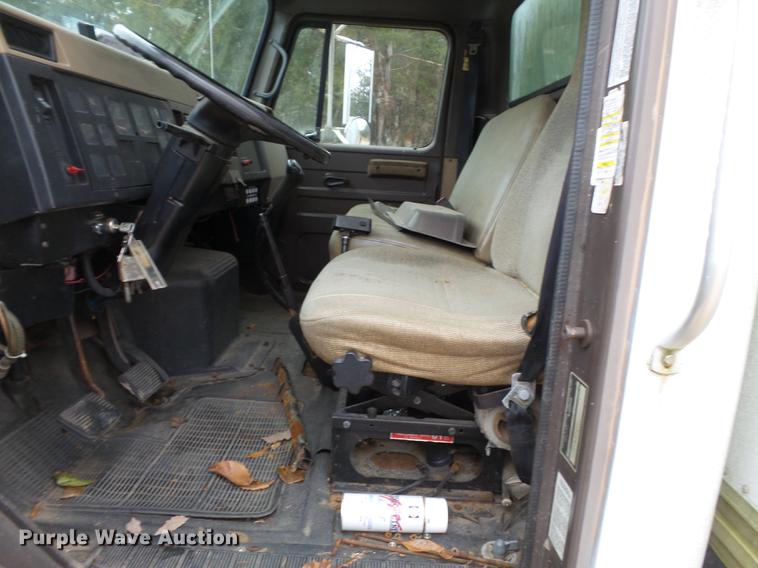 image for item DD2389 1991 International 4700 box truck