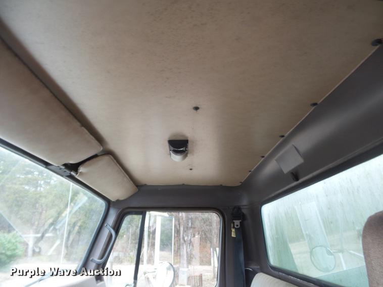 image for item DD2389 1991 International 4700 box truck