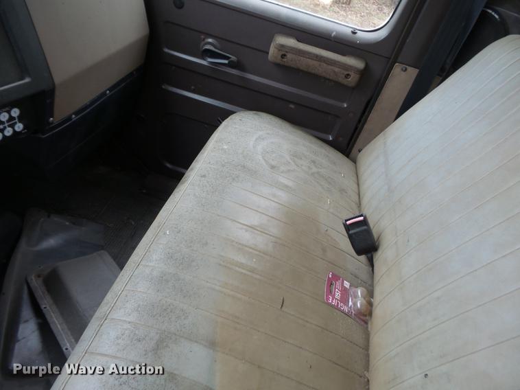 image for item DD2389 1991 International 4700 box truck