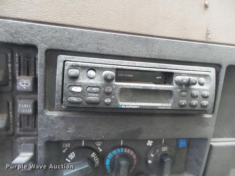 image for item DD2389 1991 International 4700 box truck