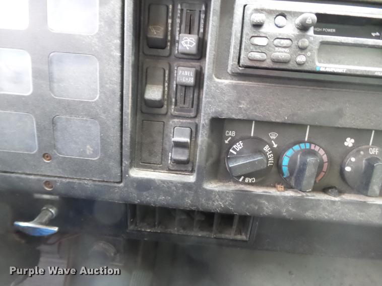 image for item DD2389 1991 International 4700 box truck