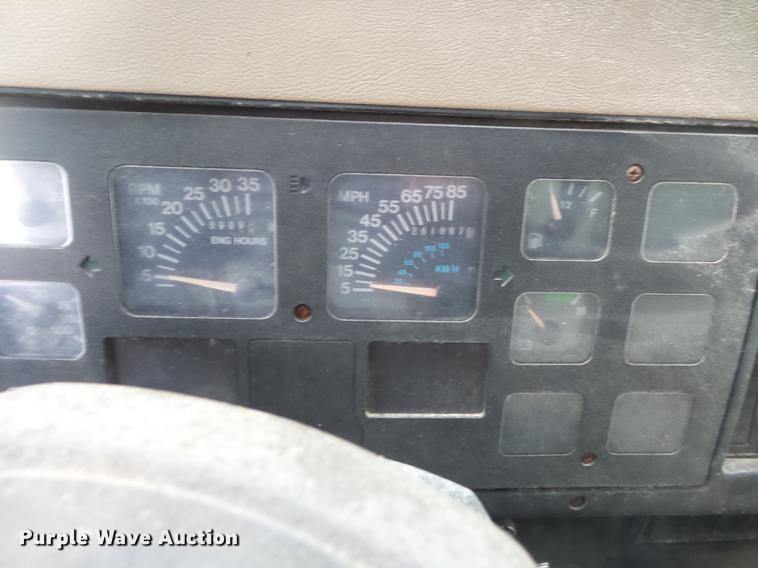 image for item DD2389 1991 International 4700 box truck