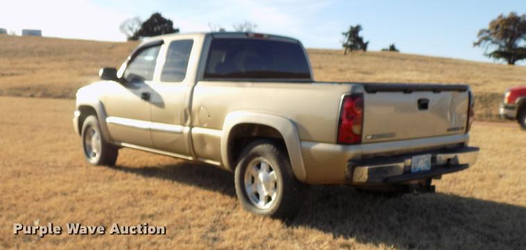 image for item DD3520 2005 GMC Sierra 1500 Ext. Cab pickup truck