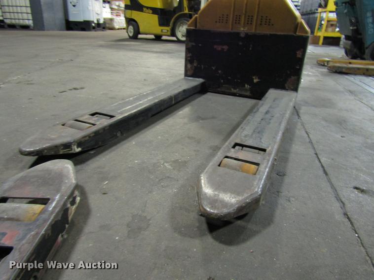 image for item DD3863 (2) pallet jacks