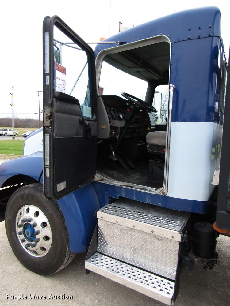 image for item DD3921 2003 Kenworth T300 flatbed truck