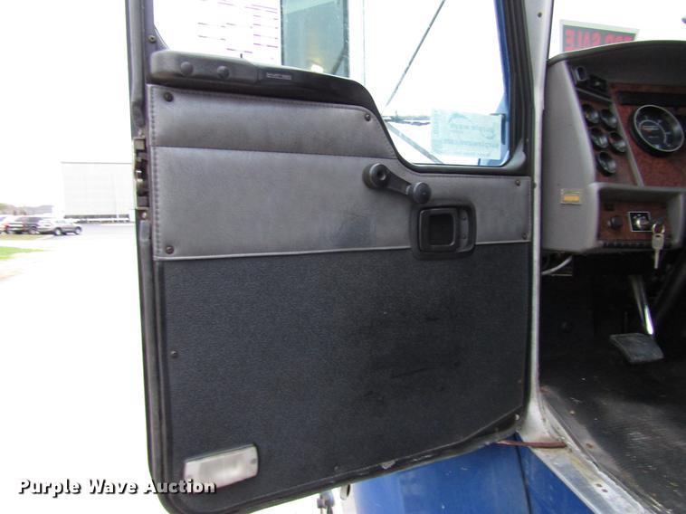 image for item DD3921 2003 Kenworth T300 flatbed truck