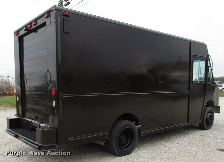 image for item DD3922 1999 Freightliner MT45 delivery truck