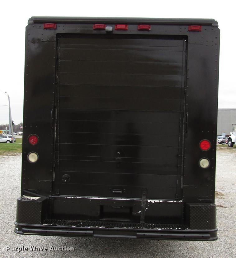 image for item DD3922 1999 Freightliner MT45 delivery truck