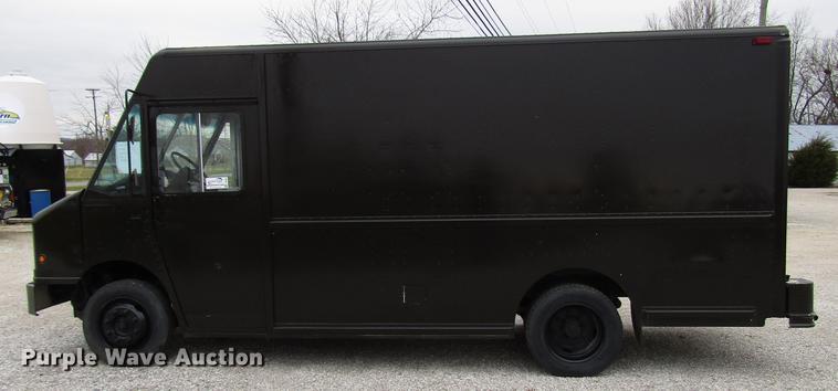 image for item DD3922 1999 Freightliner MT45 delivery truck