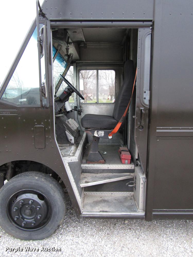 image for item DD3922 1999 Freightliner MT45 delivery truck