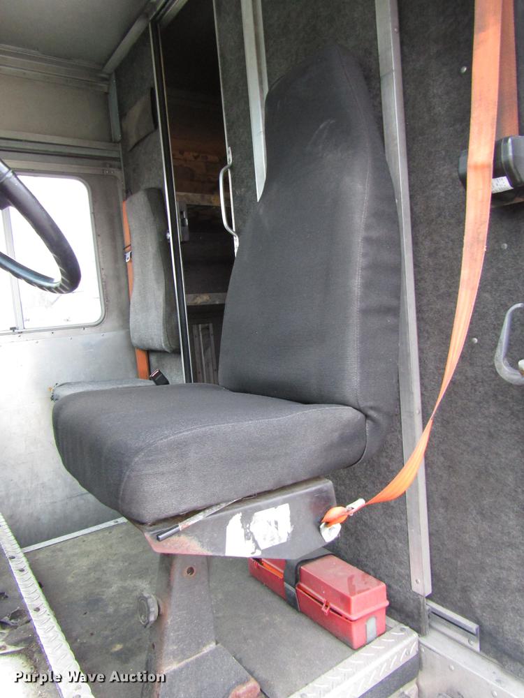 image for item DD3922 1999 Freightliner MT45 delivery truck