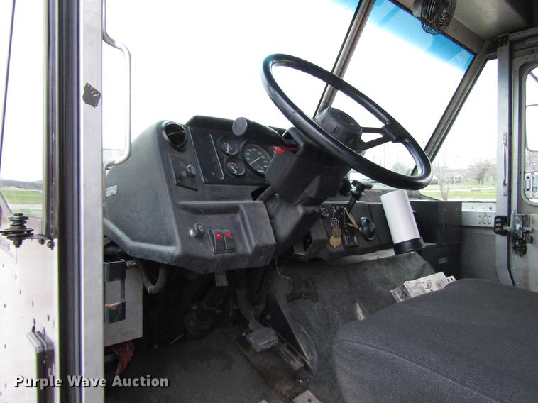 image for item DD3922 1999 Freightliner MT45 delivery truck