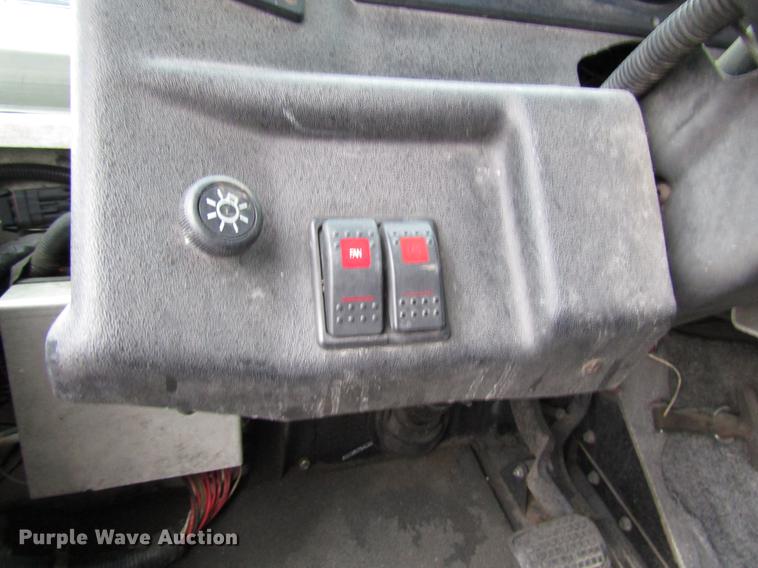 image for item DD3922 1999 Freightliner MT45 delivery truck