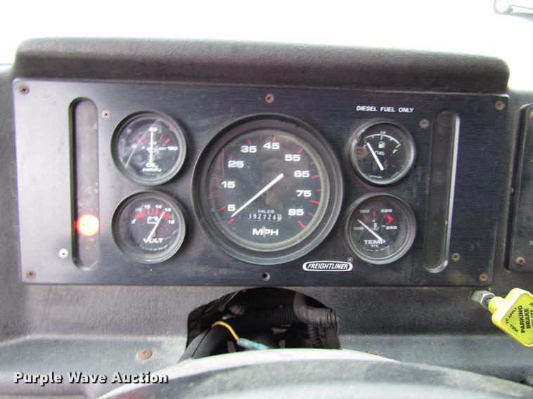 image for item DD3922 1999 Freightliner MT45 delivery truck