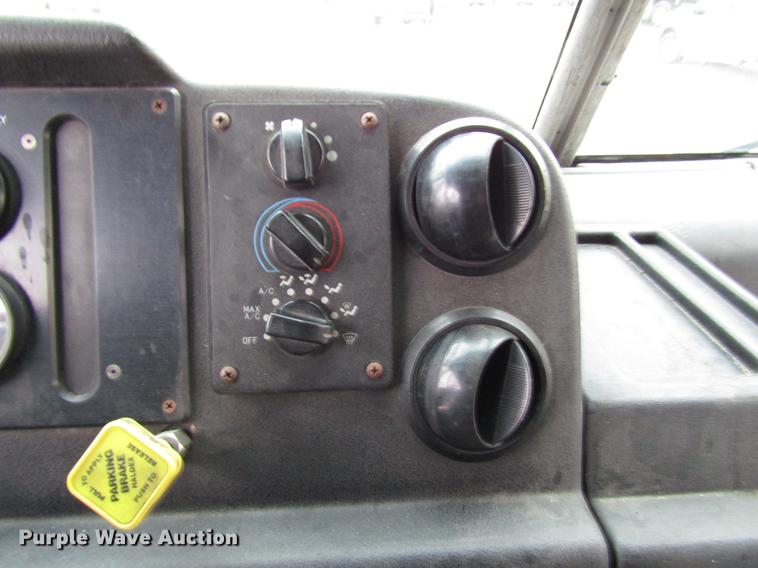 image for item DD3922 1999 Freightliner MT45 delivery truck