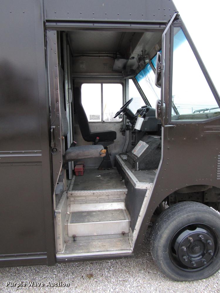 image for item DD3922 1999 Freightliner MT45 delivery truck