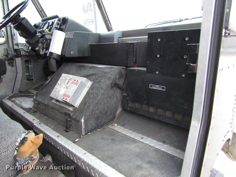 image for item DD3922 1999 Freightliner MT45 delivery truck