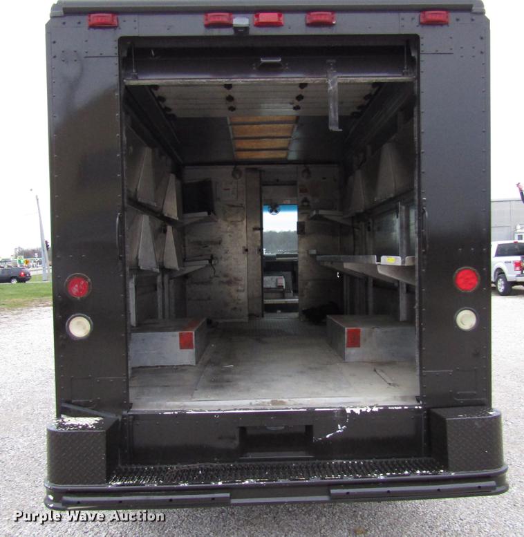 image for item DD3922 1999 Freightliner MT45 delivery truck