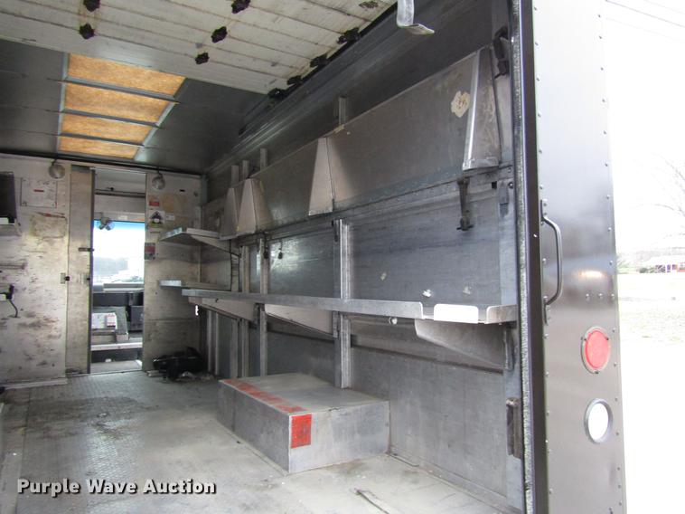 image for item DD3922 1999 Freightliner MT45 delivery truck