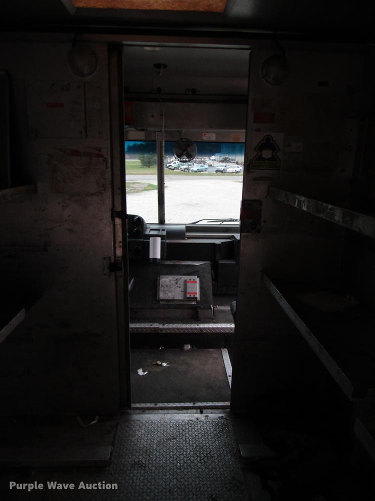 image for item DD3922 1999 Freightliner MT45 delivery truck