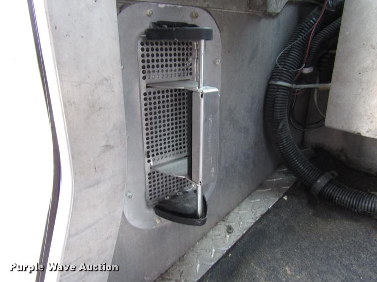 image for item DD3922 1999 Freightliner MT45 delivery truck