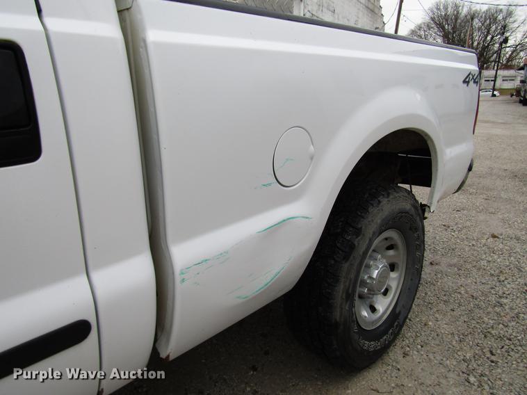 image for item DD3924 2004 Ford F250 Super Duty Crew Cab pickup truck