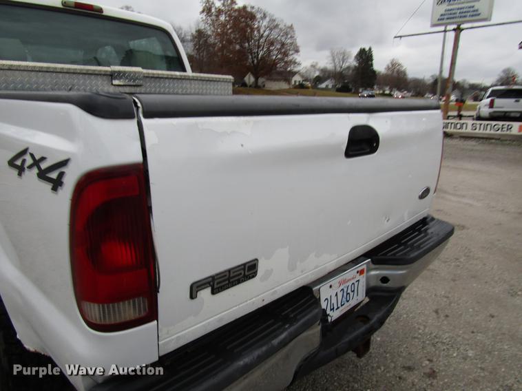 image for item DD3924 2004 Ford F250 Super Duty Crew Cab pickup truck
