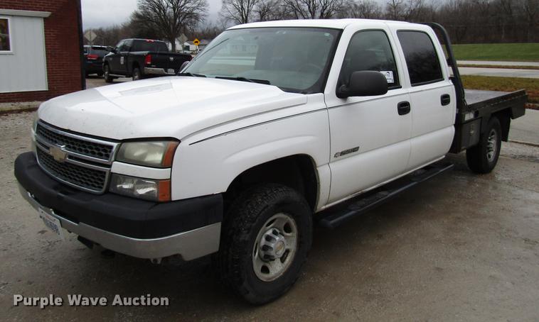 image for item DD3925 2005 Chevrolet Silverado 2500HD Crew Cab flatbed pickup truck