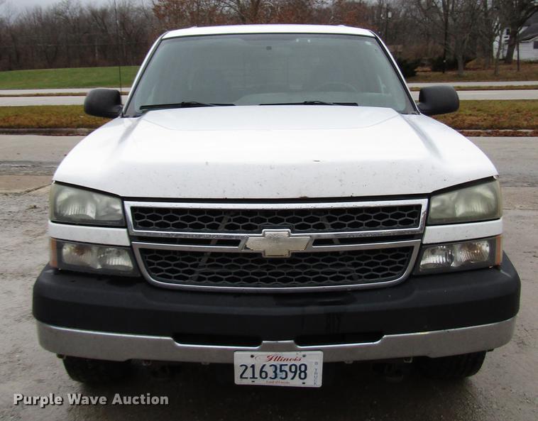 image for item DD3925 2005 Chevrolet Silverado 2500HD Crew Cab flatbed pickup truck