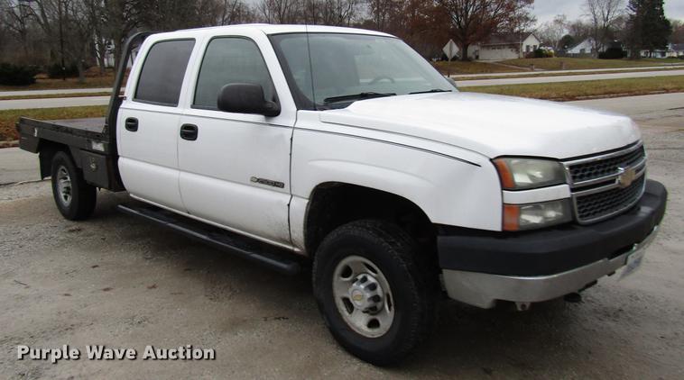 image for item DD3925 2005 Chevrolet Silverado 2500HD Crew Cab flatbed pickup truck