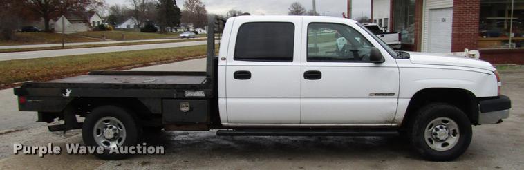 image for item DD3925 2005 Chevrolet Silverado 2500HD Crew Cab flatbed pickup truck