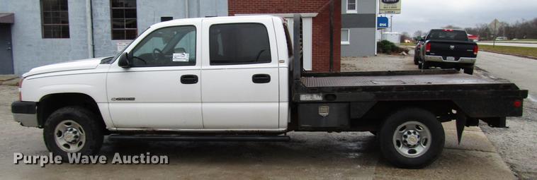 image for item DD3925 2005 Chevrolet Silverado 2500HD Crew Cab flatbed pickup truck