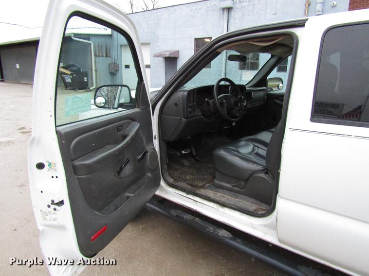 image for item DD3925 2005 Chevrolet Silverado 2500HD Crew Cab flatbed pickup truck