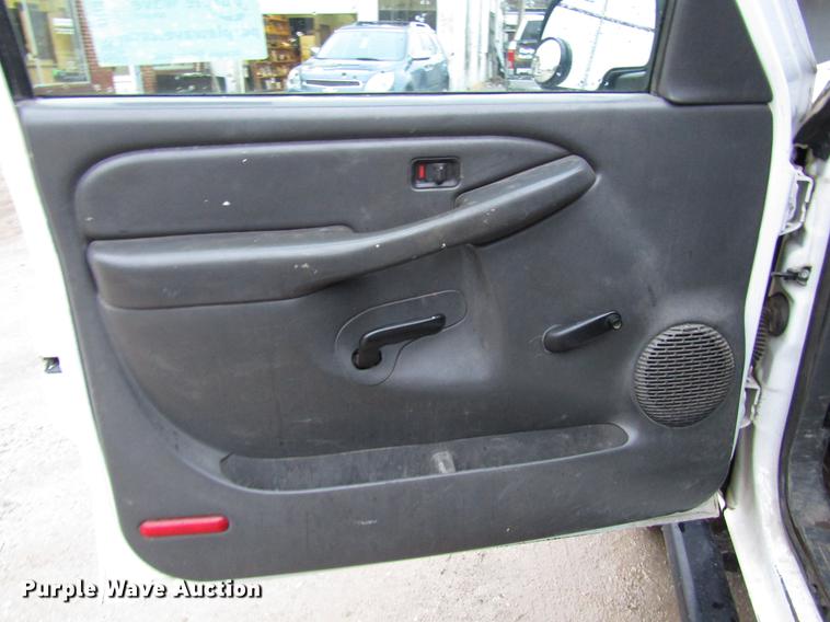 image for item DD3925 2005 Chevrolet Silverado 2500HD Crew Cab flatbed pickup truck