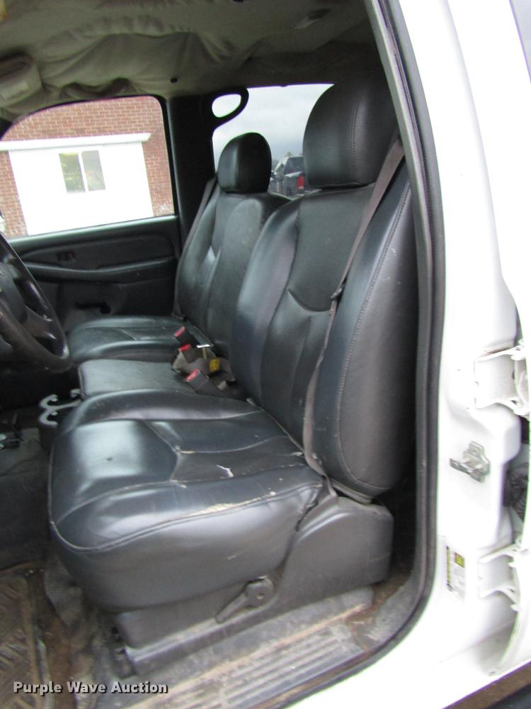 image for item DD3925 2005 Chevrolet Silverado 2500HD Crew Cab flatbed pickup truck