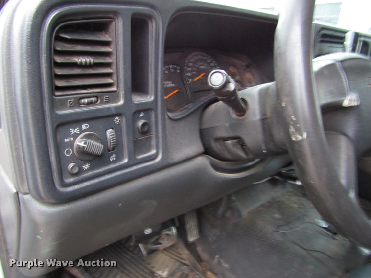 image for item DD3925 2005 Chevrolet Silverado 2500HD Crew Cab flatbed pickup truck