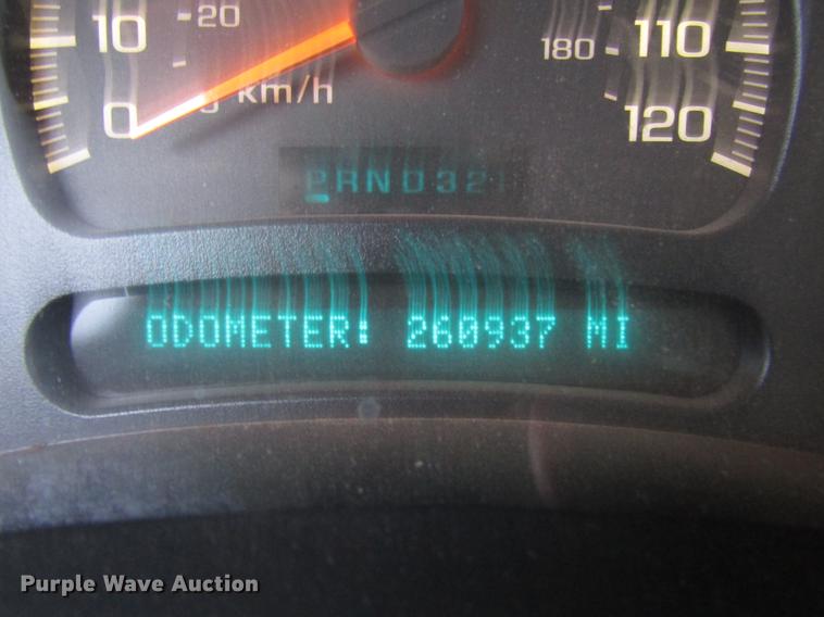 image for item DD3925 2005 Chevrolet Silverado 2500HD Crew Cab flatbed pickup truck