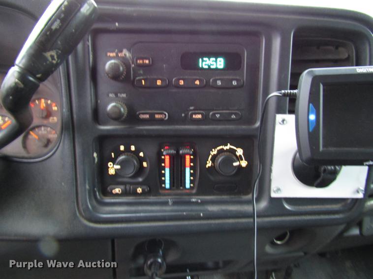 image for item DD3925 2005 Chevrolet Silverado 2500HD Crew Cab flatbed pickup truck