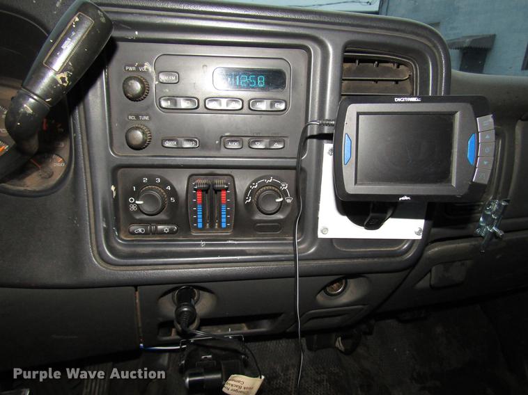 image for item DD3925 2005 Chevrolet Silverado 2500HD Crew Cab flatbed pickup truck