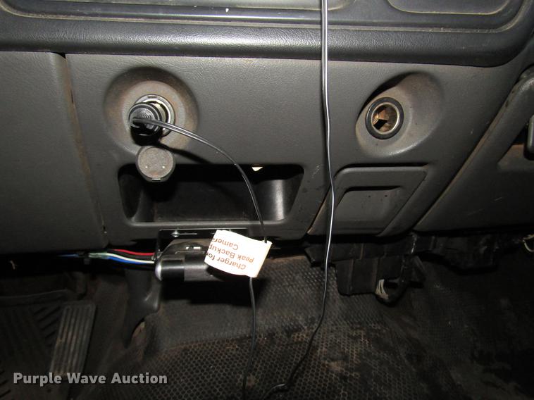 image for item DD3925 2005 Chevrolet Silverado 2500HD Crew Cab flatbed pickup truck