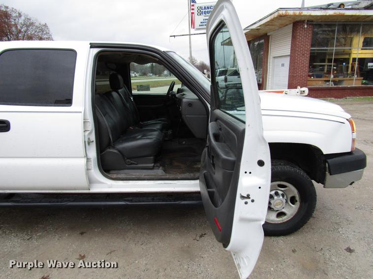 image for item DD3925 2005 Chevrolet Silverado 2500HD Crew Cab flatbed pickup truck