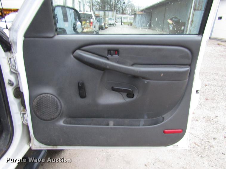 image for item DD3925 2005 Chevrolet Silverado 2500HD Crew Cab flatbed pickup truck