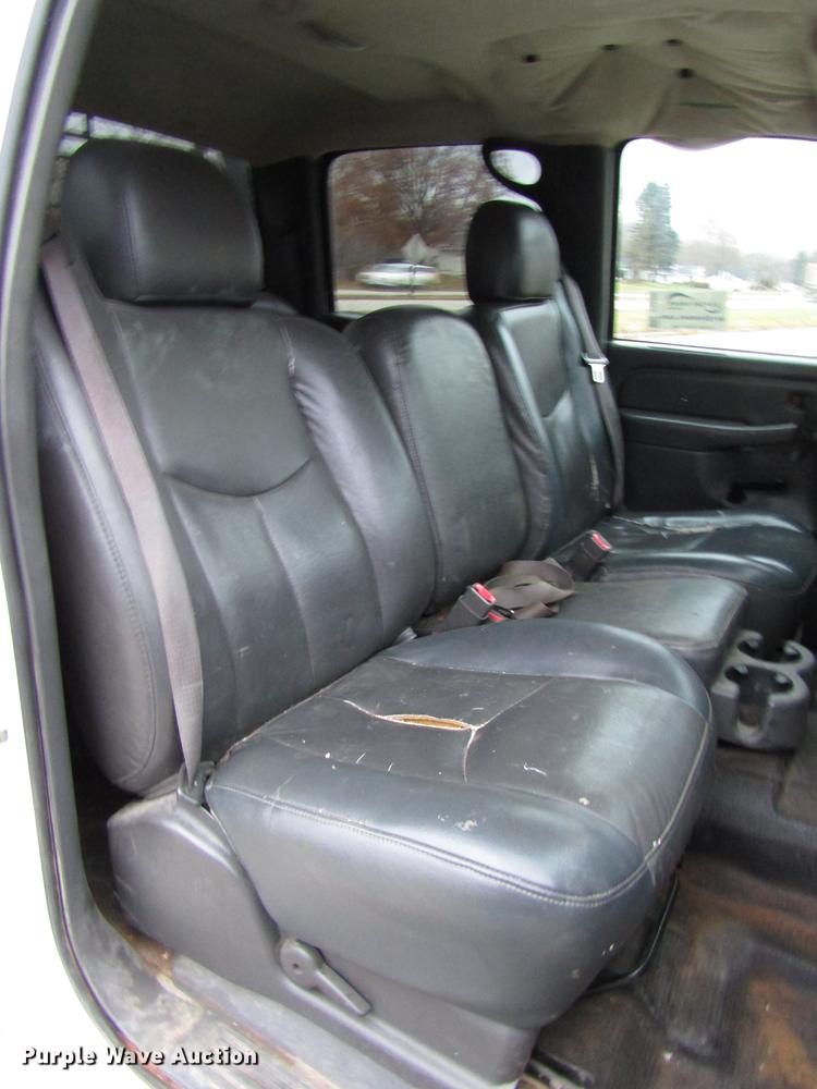 image for item DD3925 2005 Chevrolet Silverado 2500HD Crew Cab flatbed pickup truck